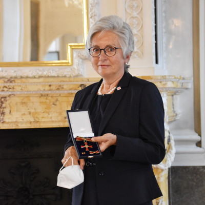 2021-07-29_Dr. Anke Klaus mit dem Bundesverdienstkreuz | © Claudia Jaspers, SkF