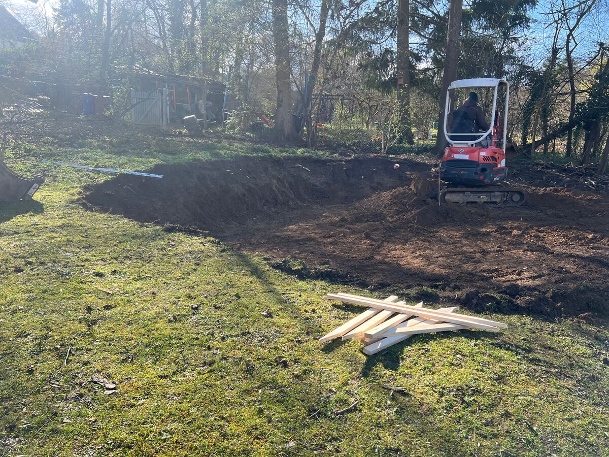 Alle guten Baustellen beginnen mit einem Bagger...