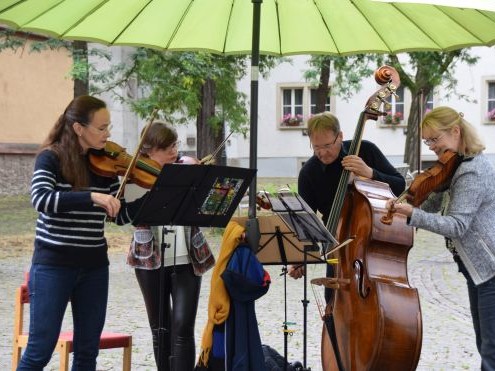 16. Juli | Kleines feines Konzert unterm Schirm ...