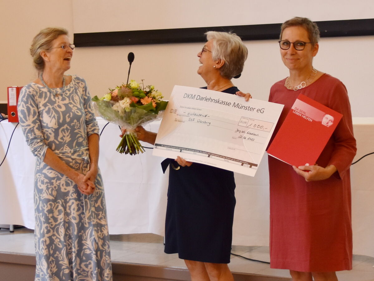 von links: Stiftungsvorsitzende Stefanie Sassenrath, Dr. Anke Klaus, Vorsitzende des SkF Würzburg und Claudia Jaspers, zuständig für Presse- und Öffentlichkeitsarbeit im SkF Würzburg<br>