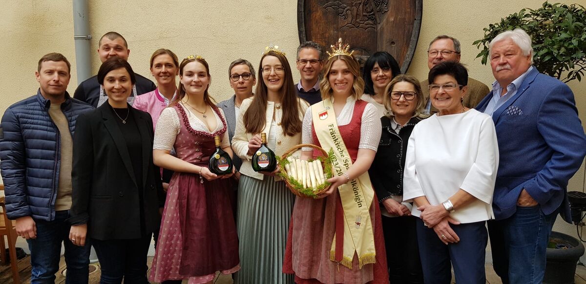 von links: Spargellieferant Jochen Neubert, Lukas Kulinna, Christina Keltsch, Bürgermeisterin Judith Roth-Jörg, Weinprinzessin Vivien Leutner, Claudia Jaspers, fränkische Weinkönigin Lisa Lehritter, Juliusspital Weingutleiter Joachim Brand, fränkische Spargelkönigin Veronika Hussnätter, Claudia Amberger-Berkmann, Annette Hollerbach, Frank und Edith Kulinna, Elmar Marquardt<br>