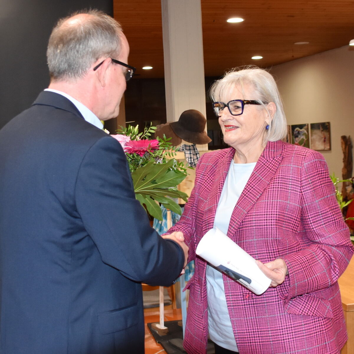 Wolfgang Meixner bedankt sich mit einem Blumenstrau&szlig; bei Ruth Reinfurt f&uuml;r 25 Jahre Vorstandsarbeit im SkF W&uuml;rzburg | Foto: Claudia Jaspers