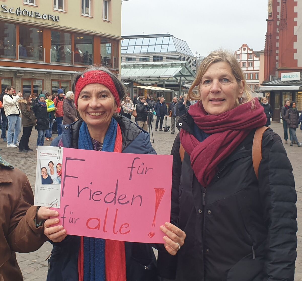 Annette Murmann und Claudia Widmann aus der SkF-Frauenberatung unterstützten ihre Kolleginnen aus dem SkF-Frauenhaus am 14. Februar 2024 vor bei der One-Billion-Rising-Aktion auf dem oberen Würzburger Markt<br>