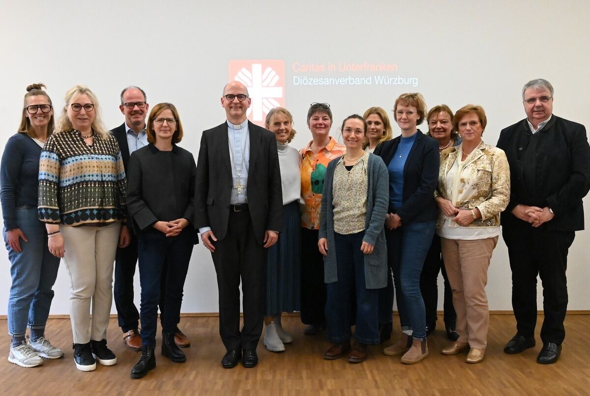 Bischof Dr. Franz Jung (5. v. l.) mit Anna Elisabeth Thieser (Mitte) vom Referat Schwangerschaftsberatung f&uuml;r die Di&ouml;zese W&uuml;rzburg und Domkapitular Clemens Bieber (r.), Vorsitzender des Caritasverbandes f&uuml;r die Di&ouml;zese W&uuml;rzburg sowie Verantwortliche der Sozialdienste katholischer Frauen Aschaffenburg, Schweinfurt und W&uuml;rzburg bei der Zusammenkunft der Di&ouml;zesanen Arbeitsgemeinschaft der Katholischen Beratungsstellen f&uuml;r Schwangerschaftsfragen im W&uuml;rzburger Caritashaus | &copy; Anna-Lena Herbert | DiCV W&uuml;rzburg