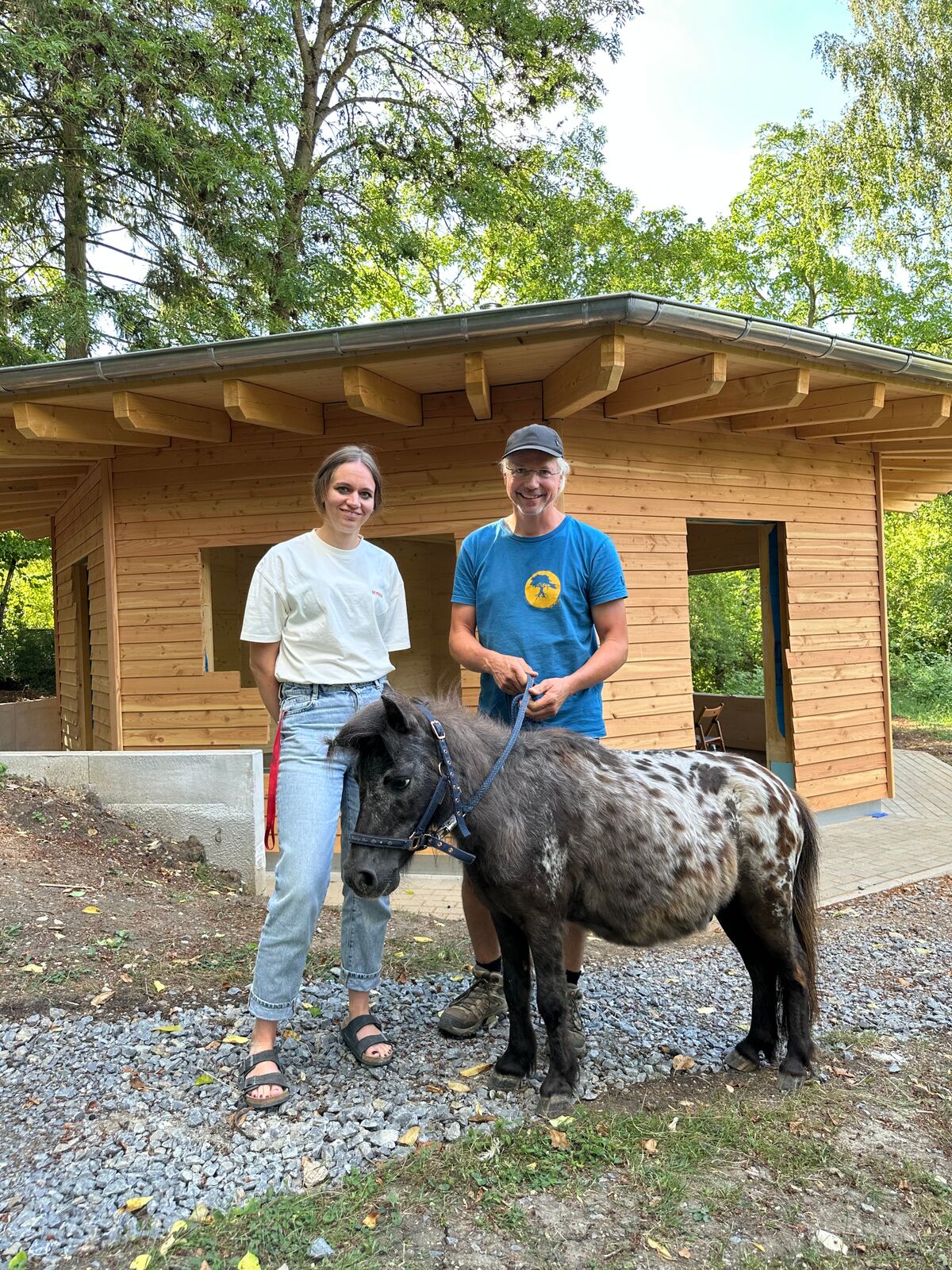 Kindergartenleitung Anna-Lena Rieger mit Farmleitung Axel Demmel und Farmpony Clooney.