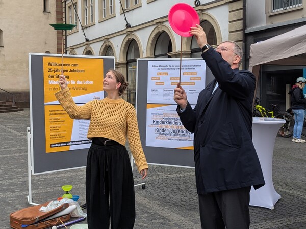 Feier zum 25-jährigen Jubiläum der Stiftung „Miteinander für das Leben“ mit einer Festtagstorte und einem Circus Mitmachprogramm am 25.10.2024